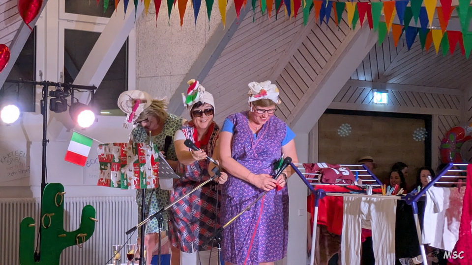 Drei Waschweiber beim Faschingsball