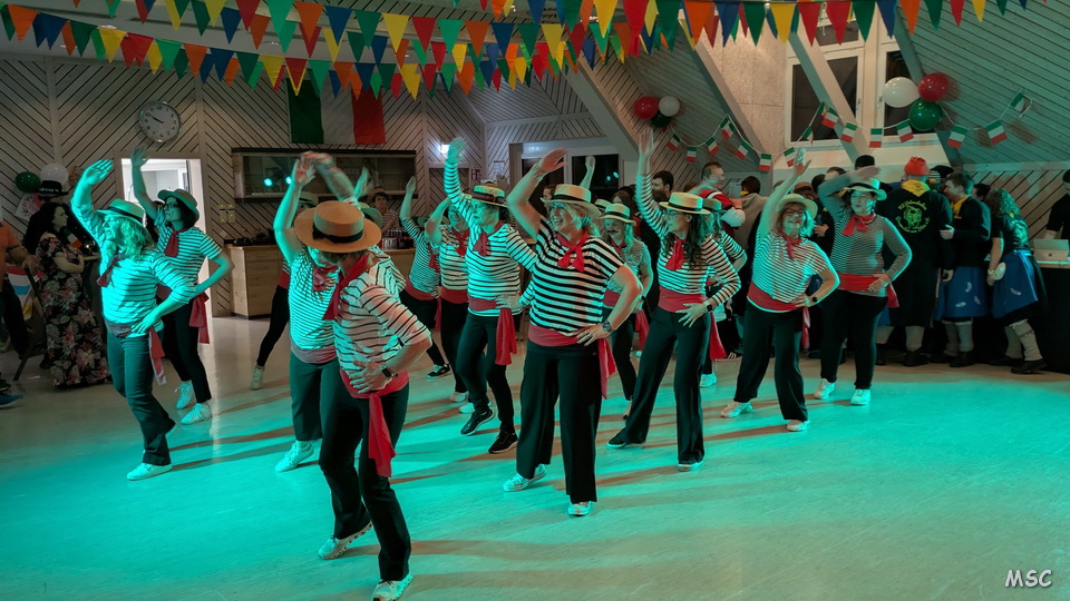 Aerobic Gruppe Unterstadion tanzt beim Faschingsball.
